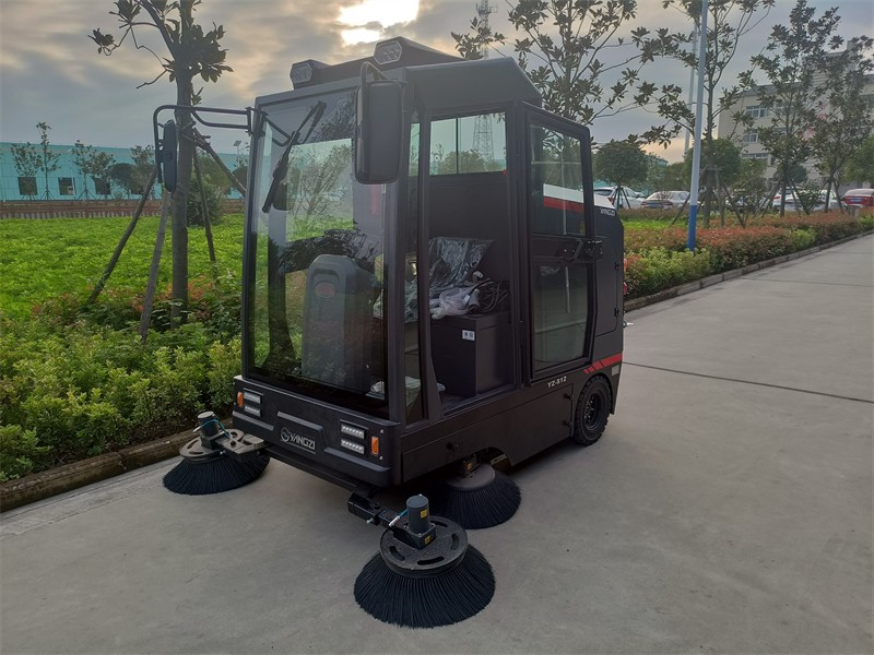 扬子YZ-S12驾驶式清扫车在某纺织工业园投入使用